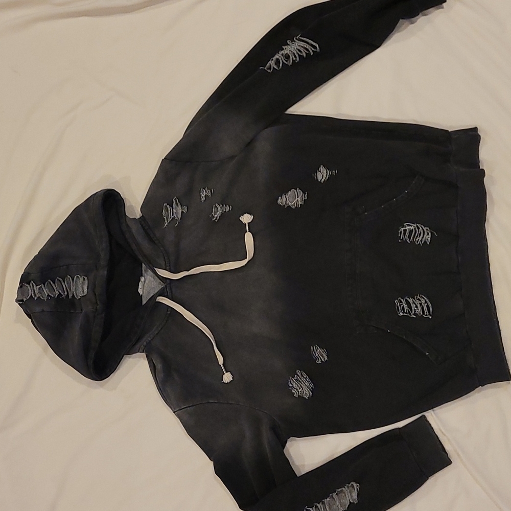 Sweatshirt distressed